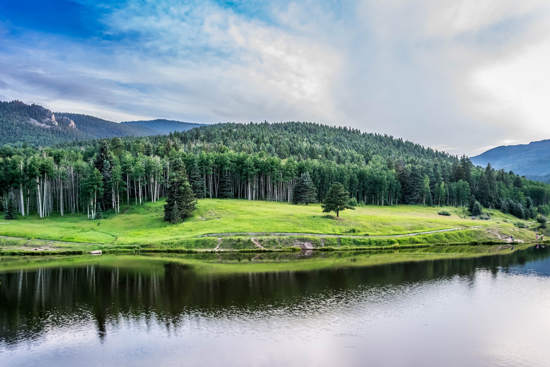 Spectacular mountainous landscape featuring a picturesque lake in the foreground.